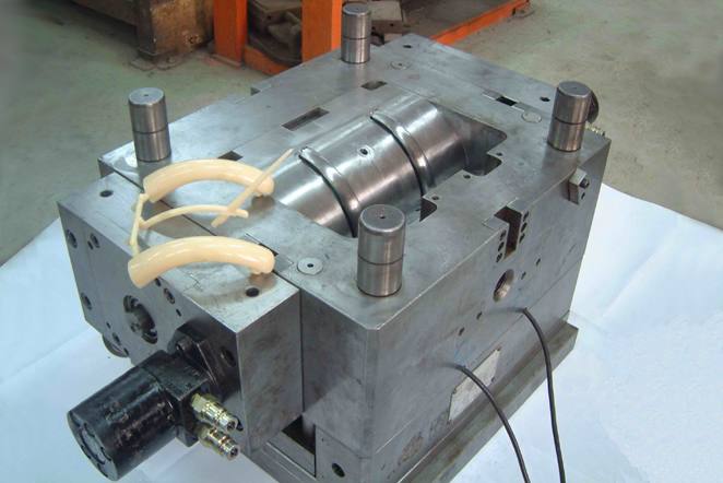 Arc core-pulling plastic mold