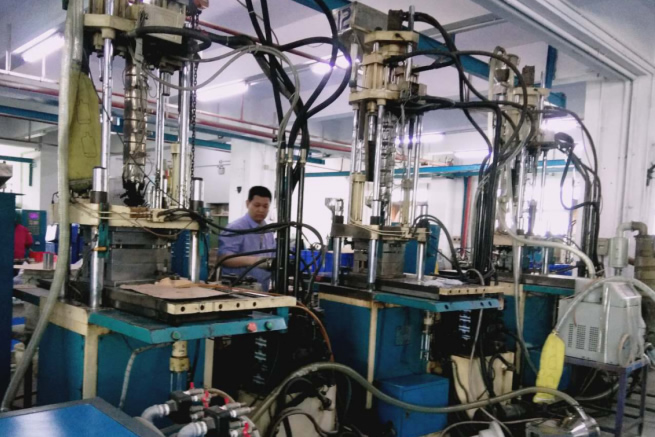 立式注塑机生产