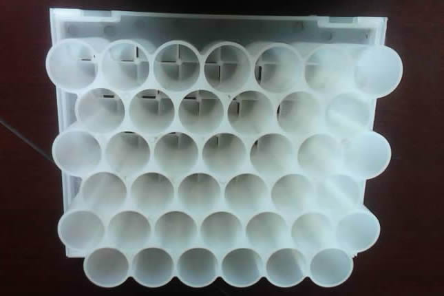 新能源车用电池塑胶件反面